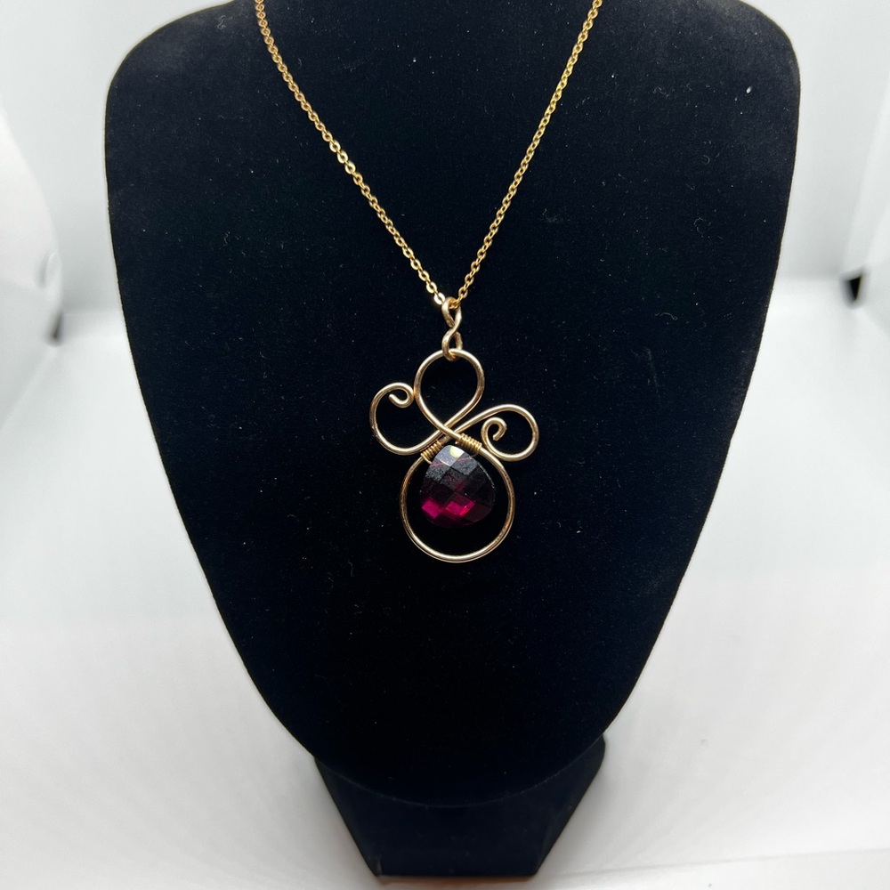 Elegant Gold and Purple Pendant Necklace